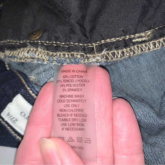 Vince Camuto Womens Jeans Size 27 Size 4 Dark Blue Wash Slim Leg Raw Angled Hem - Picture 3 of 12